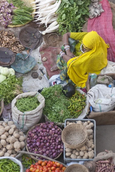 Signora indiana che vende verdure — Foto Stock