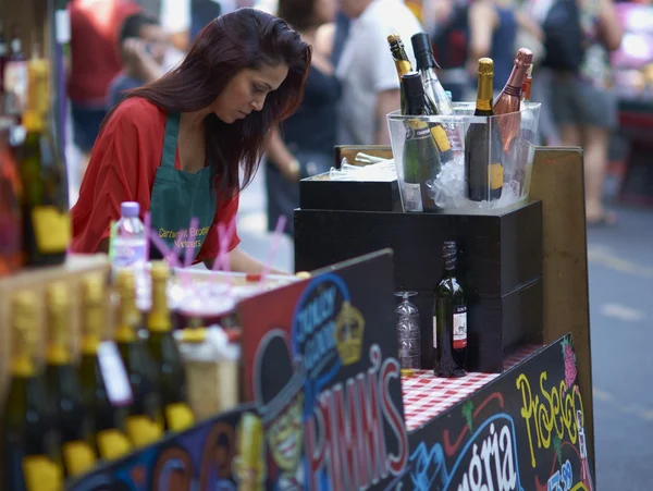 Selling Drinks — Stock Photo, Image