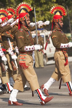yürüyen askerler