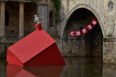 Bath, İngiltere, Birleşik Krallık - 30 Ekim 2021: Birleşik Krallık 'ın tarihi Bath kentindeki Avon Nehri' nde kırmızı bir batan evden oluşan COP26 'yı gösteren sanat çalışması