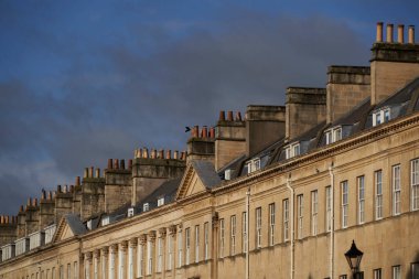 İngiltere 'nin Somerset kentindeki UNESCO Dünya Mirası Bath şehrinde tarihi hilal. Gürcü Mimari