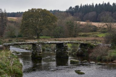 İngiltere 'de küçük bir nehrin üzerindeki antik taş köprü