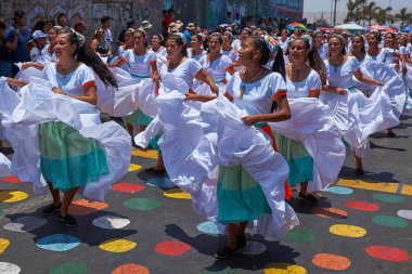 Arica, Chile - 10 Şubat 2017: Grup dansçılar, Afrika kökenli (Afrodescendiente) yıllık performans Carnaval Andino con la Fuerza del Sol Arica, Chile.