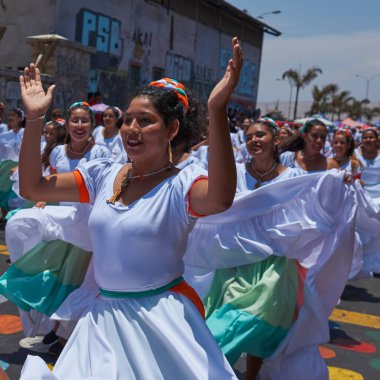 Arica, Chile - 10 Şubat 2017: Grup dansçılar, Afrika kökenli (Afrodescendiente) yıllık performans Carnaval Andino con la Fuerza del Sol Arica, Chile.