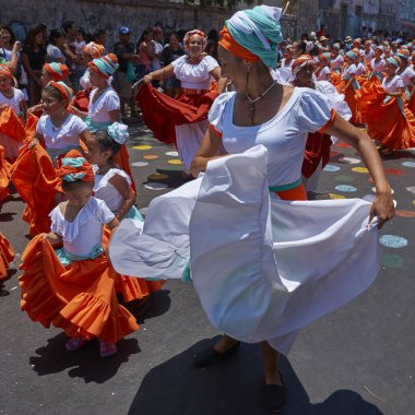 Arica, Chile - 10 Şubat 2017: Grup dansçılar, Afrika kökenli (Afrodescendiente) yıllık performans Carnaval Andino con la Fuerza del Sol Arica, Chile.