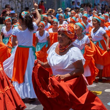 Arica, Chile - 10 Şubat 2017: Grup dansçılar, Afrika kökenli (Afrodescendiente) yıllık performans Carnaval Andino con la Fuerza del Sol Arica, Chile.