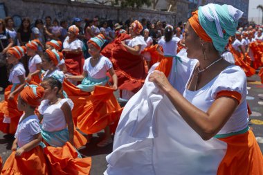 Arica, Chile - 10 Şubat 2017: Grup dansçılar, Afrika kökenli (Afrodescendiente) yıllık performans Carnaval Andino con la Fuerza del Sol Arica, Chile.