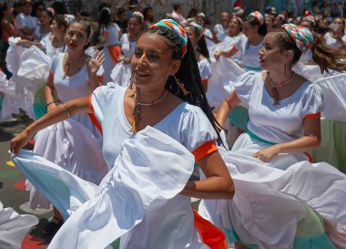 Arica, Chile - 10 Şubat 2017: Grup dansçılar, Afrika kökenli (Afrodescendiente) yıllık performans Carnaval Andino con la Fuerza del Sol Arica, Chile.