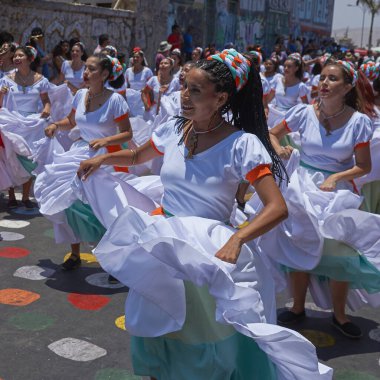 Arica, Chile - 10 Şubat 2017: Grup dansçılar, Afrika kökenli (Afrodescendiente) yıllık performans Carnaval Andino con la Fuerza del Sol Arica, Chile.