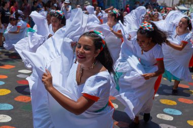 Arica, Chile - 10 Şubat 2017: Grup dansçılar, Afrika kökenli (Afrodescendiente) yıllık performans Carnaval Andino con la Fuerza del Sol Arica, Chile.