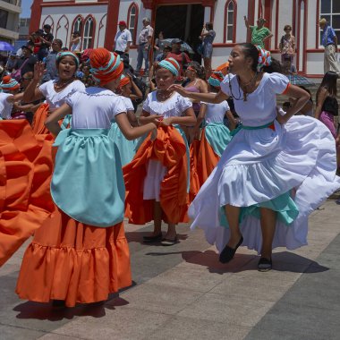 Arica, Chile - 10 Şubat 2017: Grup dansçılar, Afrika kökenli (Afrodescendiente) yıllık performans Carnaval Andino con la Fuerza del Sol Arica, Chile.