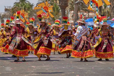 Arica, Chile - 10 Şubat 2017: Erkek ve kadın bir Tinkus dans grubu, yıllık Carnaval Andino con la Fuerza del Sol adlı bir street parade sırasında bir Tinkus dans performans süslü kostümleri giymiş.