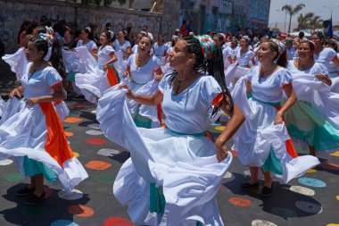 Arica, Chile - 10 Şubat 2017: Grup dansçılar, Afrika kökenli (Afrodescendiente) yıllık performans Carnaval Andino con la Fuerza del Sol Arica, Chile.