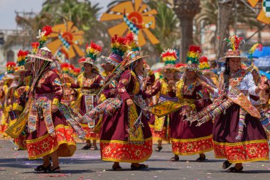 Arica, Chile - 10 Şubat 2017: Erkek ve kadın bir Tinkus dans grubu, yıllık Carnaval Andino con la Fuerza del Sol adlı bir street parade sırasında bir Tinkus dans performans süslü kostümleri giymiş.
