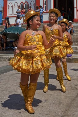 Arica, Chile - 10 Şubat 2017: Kadın bir Morenada dans grubu üyeleri yıllık Carnaval Andino con la Fuerza del Sol Arica adlı bir street parade sırasında performans süslü kostümleri giymiş.