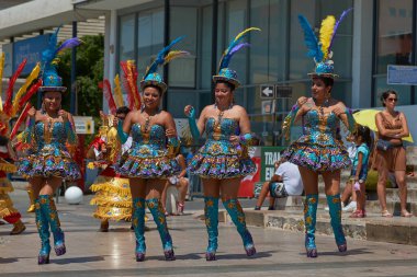Arica, Chile - 10 Şubat 2017: Kadın bir Morenada dans grubu üyeleri yıllık Carnaval Andino con la Fuerza del Sol Arica adlı bir street parade sırasında performans süslü kostümleri giymiş.