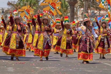 Arica, Chile - 10 Şubat 2017: Erkek ve kadın bir Tinkus dans grubu, yıllık Carnaval Andino con la Fuerza del Sol adlı bir street parade sırasında bir Tinkus dans performans süslü kostümleri giymiş.