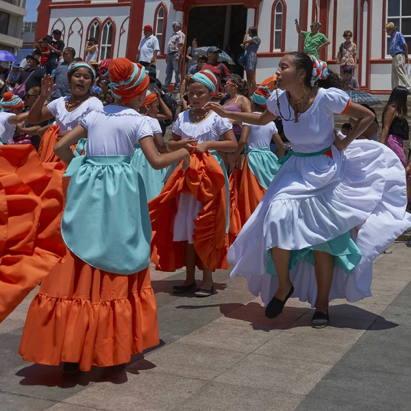 Arica, Chile - 10 Şubat 2017: Grup dansçılar, Afrika kökenli (Afrodescendiente) yıllık performans Carnaval Andino con la Fuerza del Sol Arica, Chile.