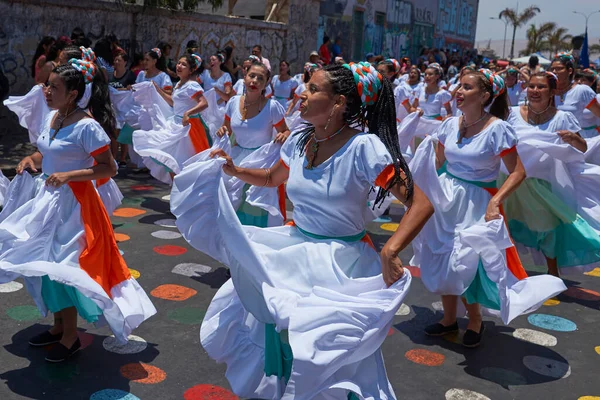 Arica, Chile - 10 Şubat 2017: Grup dansçılar, Afrika kökenli (Afrodescendiente) yıllık performans Carnaval Andino con la Fuerza del Sol Arica, Chile.
