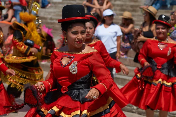 阿里卡 2017 Morenada 舞蹈组的女性成员身穿华丽服装表演期间在每年的狂欢节安迪 Con 拉阿里卡中部电力公司 Del Sol 的街头游行 — 图库照片