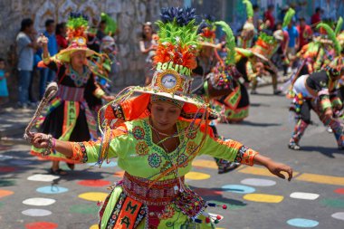 Arica, Chile - 11 Şubat 2017: Tinkus dans grubu yıllık Carnaval Andino con la Fuerza del Sol adlı bir street parade sırasında bir Tinkus dans performans süslü kostümleri giymiş.