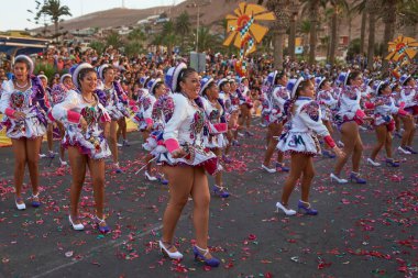 Arica, Chile - 10 Şubat 2017: Bir Caporales dans grubu yıllık Carnaval Andino con la Fuerza del Sol Arica, Şili'de sahne süslü kostümleri, Bayan Üyelerimiz.