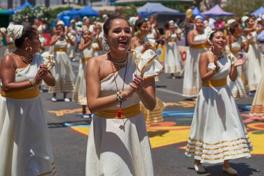 Arica, Chile - 11 Şubat 2017: Grup dansçılar, Afrika kökenli (Afrodescendiente) yıllık performans Carnaval Andino con la Fuerza del Sol Arica, Chile.