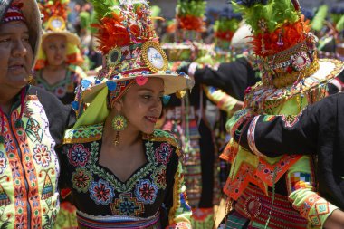 Arica, Chile - 11 Şubat 2017: Tinkus dans grubu yıllık Carnaval Andino con la Fuerza del Sol adlı bir street parade sırasında bir Tinkus dans performans süslü kostümleri giymiş.