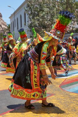 Arica, Chile - 11 Şubat 2017: Tinkus dans grubu yıllık Carnaval Andino con la Fuerza del Sol adlı bir street parade sırasında bir Tinkus dans performans süslü kostümleri giymiş.
