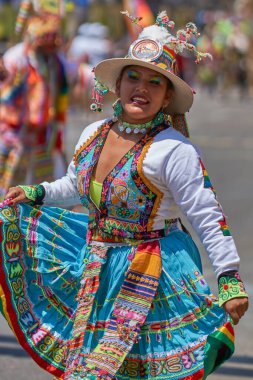 Arica, Chile - 11 Şubat 2017: Tinkus dans grubu yıllık Carnaval Andino con la Fuerza del Sol adlı bir street parade sırasında bir Tinkus dans performans süslü kostümleri giymiş.