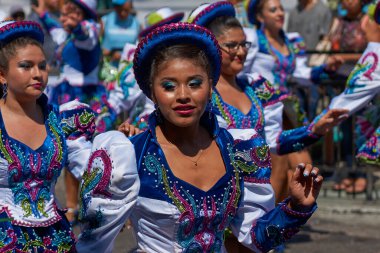 Arica, Şili - 11 Şubat 2017: Süslü kostümleri yıllık Carnaval Andino performans Caporales dansçılar con la Fuerza del Sol Arica, Chile.