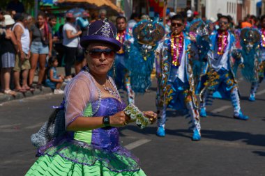 Arica, Şili - 11 Şubat 2017: con Morenada dansçılar bir street parade, yıllık Carnaval Andino sırasında performans la Fuerza del Sol Arica, Chile.
