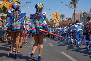 Arica, Şili - 11 Şubat 2017: Süslü kostümleri yıllık Carnaval Andino performans Caporales dansçılar con la Fuerza del Sol Arica, Chile.