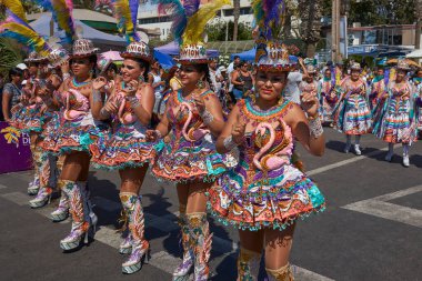 Arica, Şili - 11 Şubat 2017: con Morenada dansçılar bir street parade, yıllık Carnaval Andino sırasında performans la Fuerza del Sol Arica, Chile.