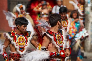 Arica, Chile - 11 Şubat 2017: Tobas dansçı süslü kostüm gerçekleştirmeyi yıllık Carnaval Andino con la Fuerza del Sol Arica, Chile