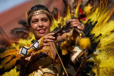 Arica, Chile - 11 Şubat 2017: Tobas dansçı süslü kostüm gerçekleştirmeyi yıllık Carnaval Andino con la Fuerza del Sol Arica, Chile