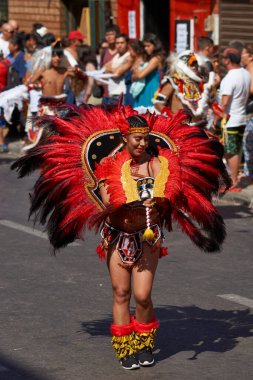 Arica, Chile - 11 Şubat 2017: Tobas dansçı süslü kostüm gerçekleştirmeyi yıllık Carnaval Andino con la Fuerza del Sol Arica, Chile