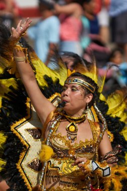 Arica, Chile - 11 Şubat 2017: Tobas dansçı süslü kostüm gerçekleştirmeyi yıllık Carnaval Andino con la Fuerza del Sol Arica, Chile