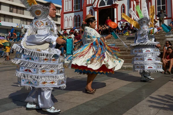 毎年恒例のカーニバル アンディーノで通りをパレード中に実行する Morenada ダンサー Con Fuerza Arica チリの Arica 2017 — ストック写真