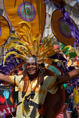 Bath, İngiltere, Birleşik Krallık - 9 Temmuz 2022: Somerset 'teki tarihi Bath kentinin caddelerinde ilerleyen geleneksel karnavalda süslü kostümlü göstericiler.