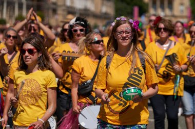 Bath, İngiltere, Birleşik Krallık - 9 Temmuz 2022: Somerset 'teki tarihi Bath kentinin caddelerinde ilerleyen yıllık karnaval davul grubu.