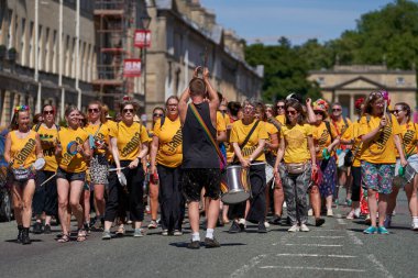 Bath, İngiltere, Birleşik Krallık - 9 Temmuz 2022: Somerset 'teki tarihi Bath kentinin caddelerinde ilerleyen yıllık karnaval davul grubu.