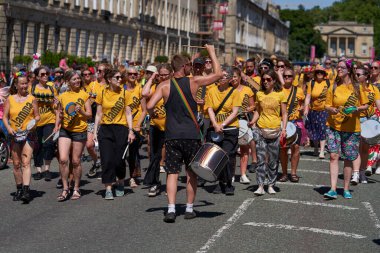 Bath, İngiltere, Birleşik Krallık - 9 Temmuz 2022: Somerset 'teki tarihi Bath kentinin caddelerinde ilerleyen yıllık karnaval davul grubu.