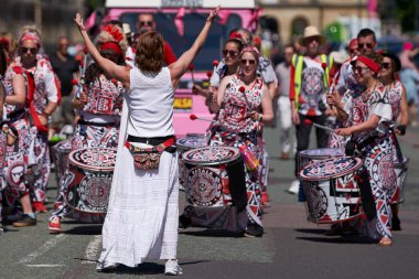 Bath, İngiltere, Birleşik Krallık - 9 Temmuz 2022: Somerset 'teki tarihi Bath kentinin caddelerinde ilerleyen yıllık karnaval davul grubu.