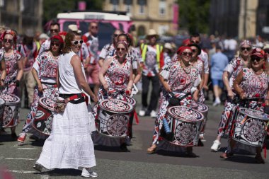 Bath, İngiltere, Birleşik Krallık - 9 Temmuz 2022: Somerset 'teki tarihi Bath kentinin caddelerinde ilerleyen yıllık karnaval davul grubu.