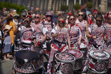 Bath, İngiltere, Birleşik Krallık - 9 Temmuz 2022: Somerset 'teki tarihi Bath kentinin caddelerinde ilerleyen yıllık karnaval davul grubu.