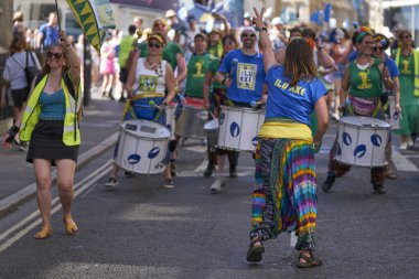 Bath, İngiltere, Birleşik Krallık - 9 Temmuz 2022: Somerset 'teki tarihi Bath kentinin caddelerinde ilerleyen yıllık karnaval davul grubu.