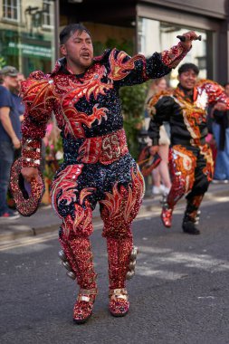 Bath, İngiltere, Birleşik Krallık - 9 Temmuz 2022: Süslü kostümlü Caporales dansçıları Somerset 'teki tarihi Bath şehrinin caddelerinde ilerlerken geleneksel karnavalda gösteri yapıyorlar.