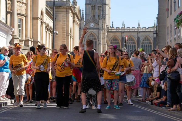 Bath, İngiltere, Birleşik Krallık - 9 Temmuz 2022: Somerset 'teki tarihi Bath kentinin caddelerinde ilerleyen yıllık karnaval davul grubu.