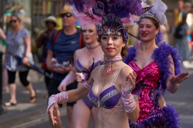 Bath, İngiltere, Birleşik Krallık - 9 Temmuz 2022: Somerset 'teki tarihi Bath kentinin caddelerinde ilerleyen geleneksel karnavalda süslü kostümlü dansçılar sahne alıyor.